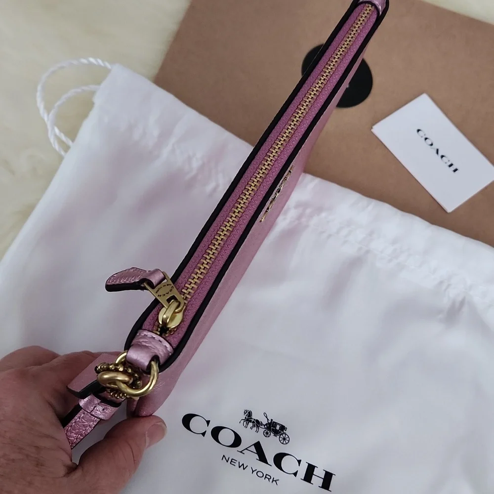 Beautiful NWOT Coach Metallic Pink  Leather Wristlet/Wallet & Dust Cover 🩷✨️💖 - Picture 8 of 15